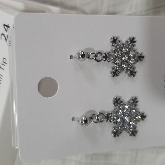 Snowflake ❄️ earrings - Picture 9 of 10